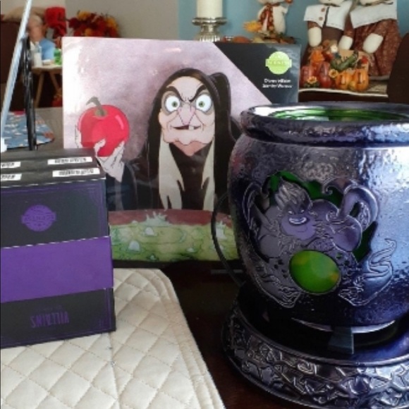 Scentsy Other - SCENTSY WARMER VILLIANS WITH WAX BOX